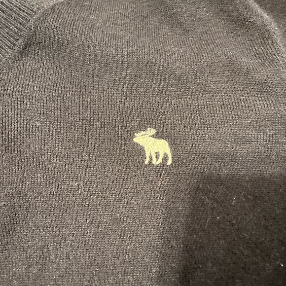 Men’s pre-loved size S navy Abercrombie V-Neck Sweater in very good condition. - Picture 3 of 3